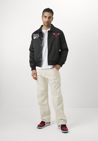 New Era NBA CHICAGO BULLS FLORAL SATIN  - Article de supporter d'équipe de club - black