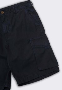 Pantaloni cargo blu scuro realizzati in tessuto leggero, dotati di chiusura con bottone, tasche laterali e una grande tasca cargo sul lato.