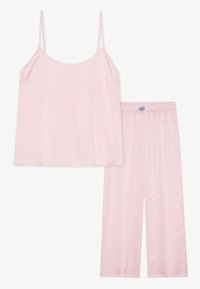 Rosa satinpyjamasett med en cami-top med tynne stropper og vide bukser med et subtilt leopardmønster. Myk tekstur og avslappet passform.