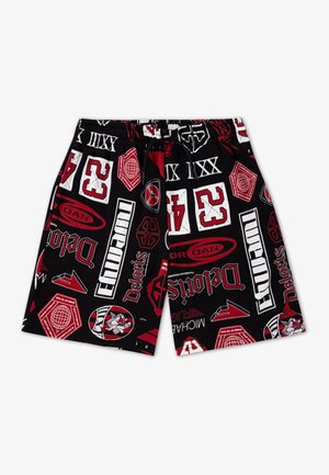 Short noir avec logos graphiques rouges et blancs, chiffres et motifs de texte, doté d'une taille élastique et d'une coupe ample.