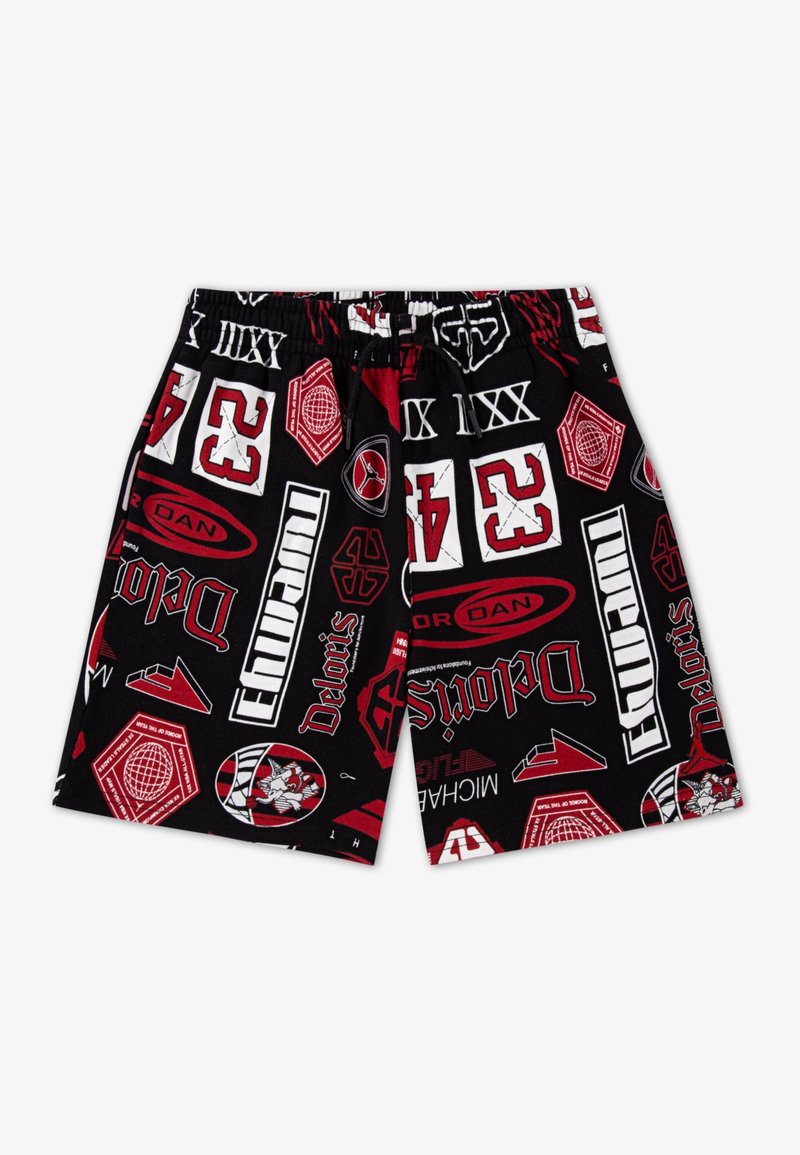 Short noir avec logos graphiques rouges et blancs, chiffres et motifs de texte, doté d'une taille élastique et d'une coupe ample.
