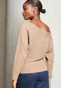 Lipsy REGULAR FIT - DETAIL SLASH BATWING - Džemperis - camel
