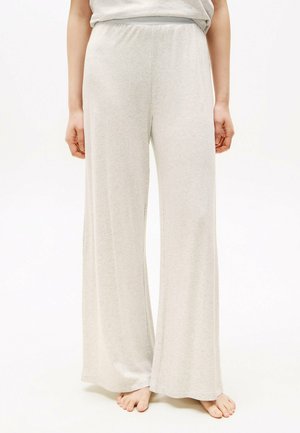 Pantalons larges gris clair en tissu doux avec une texture lisse et une taille élastique. Design longueur sol ; pas de motifs ni d'accents visibles.