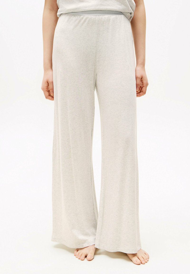 Pantaloni a gamba larga grigio chiaro realizzati in tessuto morbido con una texture liscia e una cintura elastica. Design fino al pavimento; senza motivi o accenti visibili.