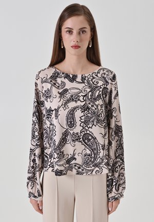 Blusa a maniche lunghe in tessuto rosa chiaro con motivo paisley nero. Collo arrotondato e vestibilità ampia, con polsini arricciati sulle maniche.
