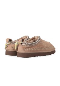 Scarpe slip-on in scamosciato marrone con fodera pelosa, cuciture decorative e linguette rinforzate sul tallone; dotate di suola in gomma a profilo basso per una migliore trazione.