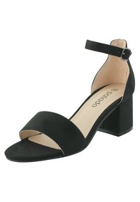 Sandal con tacco in suede nero che presenta una punta aperta, una larga fascia anteriore, una cinghia alla caviglia con fibbia e un tacco a blocco per maggiore stabilità.