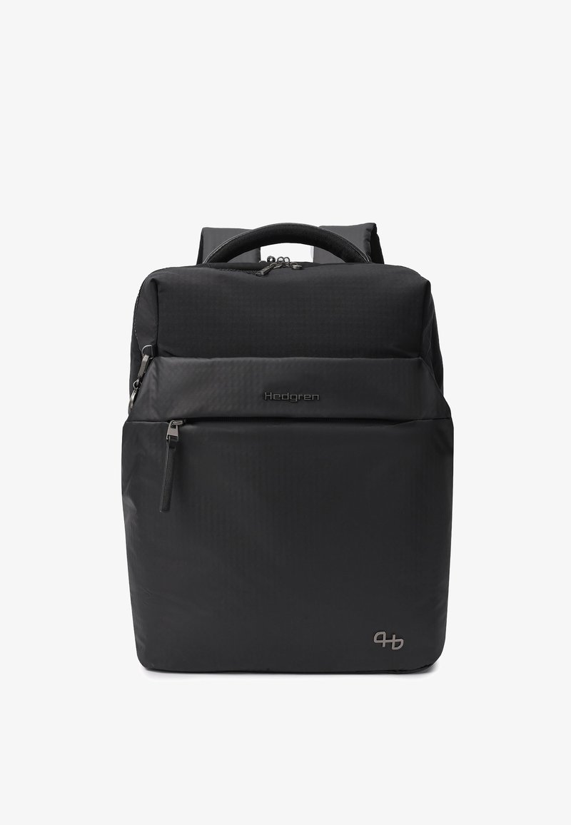 Sac à dos rectangulaire noir avec poignée supérieure, poche avant zippée et bretelles rembourrées, estampillé du logo Hedgren à l'avant.
