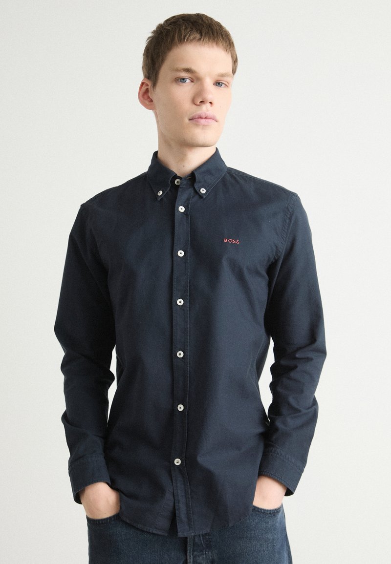 Mariniershemd met een slim fit, van katoenen materiaal, witte knopen en een klein rood "BOSS" logo op de linkerborst.