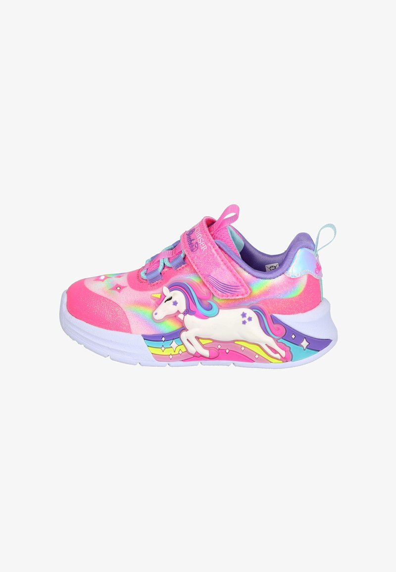 Zapatillas infantiles rosas con suela de arcoíris, diseño colorido de unicornio, detalles brillantes, correa de velcro y forro interior morado.