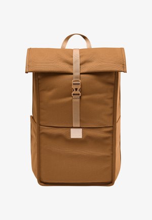 Sac à dos en tissu marron avec un design à rabat, comprenant une poche avant, une fermeture à boucle en plastique et une poignée supérieure pour le transport.