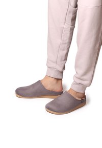 Sive slip-on cipele s teksturiranim gornjim dijelom od tkanine i mekim podstavom, s tamnom gumiranom potplatom i diskretnim detaljem brendiranja.