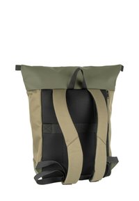 Nahrbtnik z zvitkom v olivno zeleni barvi, izdelan iz nepremočljivega materiala. Ima mrežasto hrbtno ploščo, nastavljive naramnice in stranske žepke na zadrgo.