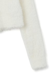 Maglione cropped bianco e soffice con maniche lunghe e una texture morbida, con un taglio pulito all'orlo e senza decorazioni.