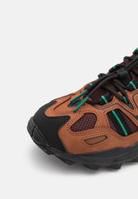 adidas Originals HYPERTURF - Sneaker low - preloved brown/collegiate green/core black