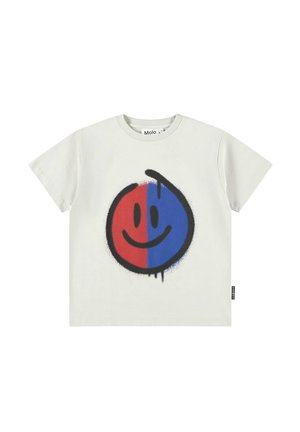 Biały t-shirt z krótkim rękawem i okrągłym dekoltem z dużą czerwoną i niebieską grafiką uśmiechniętej twarzy na środku.