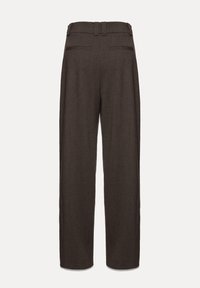 Barna, magas derekú nadrág, which tailored design-nal, széles szárakkal és két hátsó zsebből áll. Texturált anyagból készült, finom mintával.