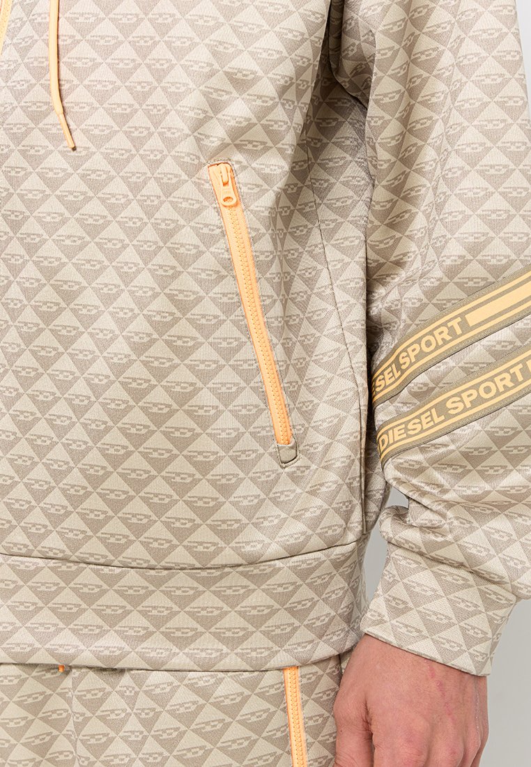 Pullover beige con motivo a diamante diagonale, zip arancione e una striscia gialla con la scritta "DIESEL SPORT" sulla manica.