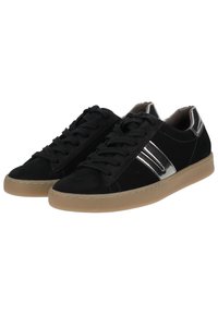 Schwarze Wildleder-Sneaker mit silbernen Akzenten, Schnürdesign und Gummisohle. Sie verfügen über eine glatte Textur und einen minimalistischen Stil.