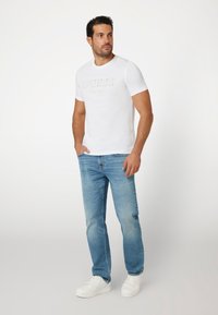 Guess FRONTLOGO - Marškinėliai su spaudiniu - weiß