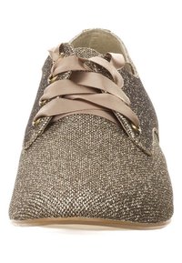 Chaussure à lacets en bronze pailleté avec une tige en tissu texturé, des lacets en satin et un bout arrondi, dotée de petits accents métalliques.