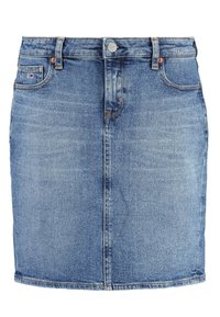 Gonna a matita in denim lavaggio medio; presenta una chiusura frontale con bottoni, passanti per cintura e tasche cucite. Texture liscia con un taglio classico.