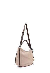 Beige suède schoudertas met een donkerbruin leren hengsel, een gladde textuur, een ronde vorm en een voorkantzak met een gouden hardware accent.