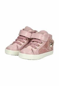 Baskets en cuir et suède rose avec des bandes Velcro, patch décoratif en forme d'ours et semelles en caoutchouc blanches. Comprend des détails cousus et des lacets.