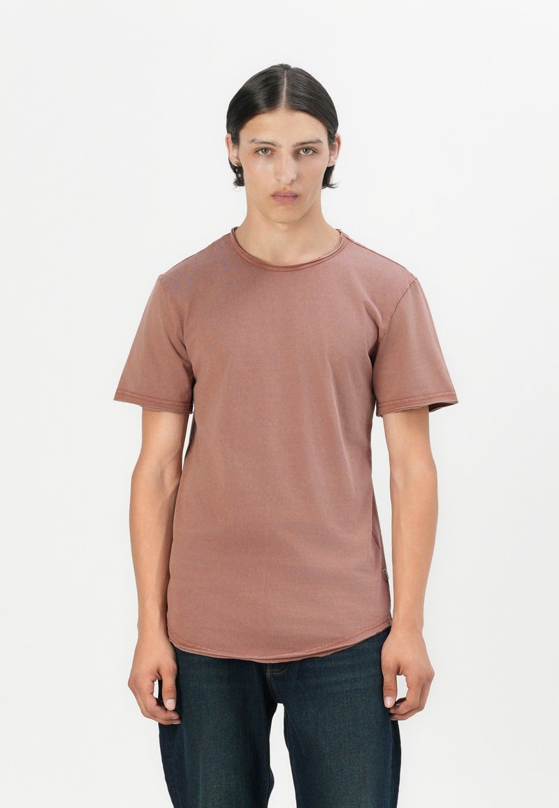 Braunes Kurzarm-T-Shirt mit Rundhalsausschnitt, aus weichem Material hergestellt, mit leicht abgerundetem Saum und minimalen Nähten.
