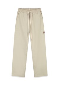 Beige cargobroek met een elastische tailleband, trekkoord, twee zijzakken en textuurstof; heeft een klein bruin logopatch op de bovenbeen.
