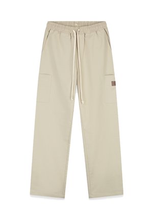 Beige cargobroek met een elastische tailleband, trekkoord, twee zijzakken en textuurstof; heeft een klein bruin logopatch op de bovenbeen.