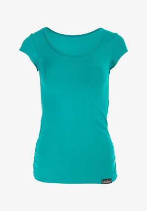 Turkusowa koszulka z krótkim rękawem wykonana z elastycznej tkaniny, z okrągłym dekoltem i marszczonymi bokami, z małą metką przy dolnym brzegu.