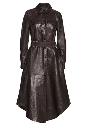Robe-chemise en cuir marron foncé à manches longues, avec boutons sur le devant, poches poitrine à rabat, col pointu et ceinture assortie à la taille.