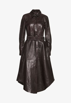 Vestido tipo camisa de cuero marrón oscuro con mangas largas, botones en la parte delantera, bolsillos con solapa en el pecho, cuello puntiagudo y un cinturón a juego en la cintura.