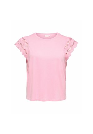 Rózsaszín, rövid ujjú blúz hullámos csipkedíszítéssel az ujjakon és kerek nyakkivágással, fehér háttéren.