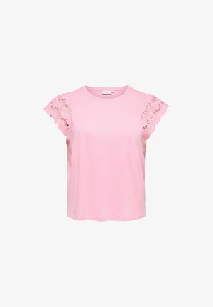 Rózsaszín, rövid ujjú blúz hullámos csipkedíszítéssel az ujjakon és kerek nyakkivágással, fehér háttéren.