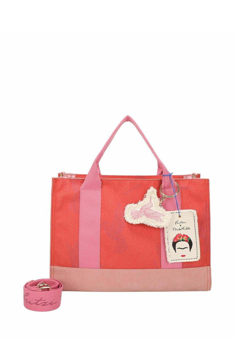 Sac fourre-tout en toile corail et rose avec des poignées en tissu robustes, une base en cuir rose, un charm décoratif et une étiquette ornée d'une illustration de Frida Kahlo.