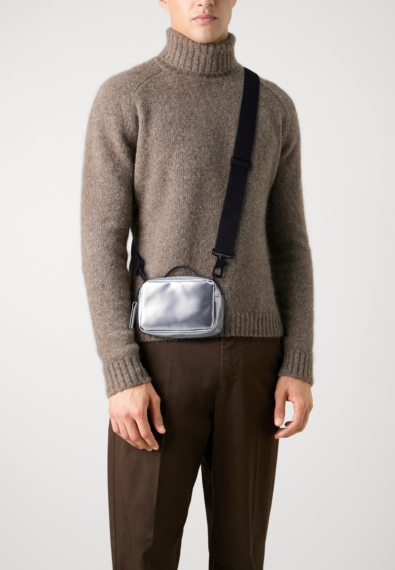 Rains BOX BAG MICRO UNISEX - Torba preko tijela - mirror