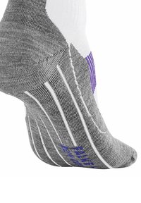 Calcetín gris y blanco con material texturizado, que presenta acentos morados y un diseño a rayas en el talón. Punta reforzada y soporte para el arco.