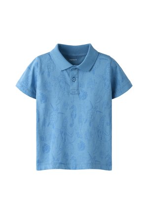 Hellblaues Polohemd mit kurzen Ärmeln, Kragen und dezenten Mustern von Meerestieren wie Schildkröten, Seepferdchen und Kraken.