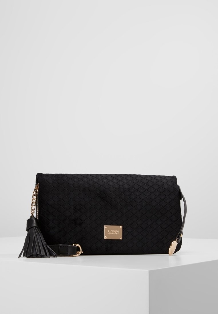 Borsa nera imbottita in suede con una piastra dorata e dettagli con frange. Dotata di una tracolla a catena e una texture liscia.