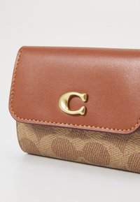 COACH SIGNATURE ESSENTIAL CARD HOLDER WALLET - Maks - tan