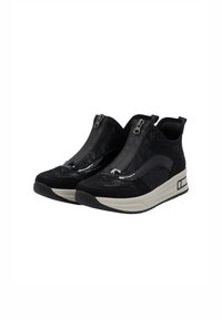 Chaussures noires à hauteur de cheville avec une finition texturée, fermeture éclair et semelle blanche contrastante, présentant un design épuré et un motif subtil.