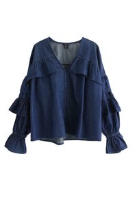 Blå denimbluse med rynkede detaljer på ærmerne og brystet, v-udskæring, frontknapper og elastiske manchetter.
