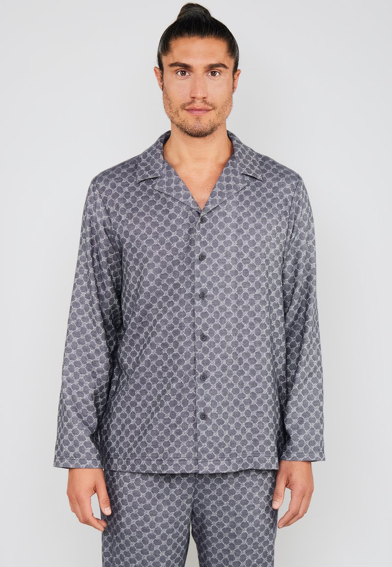 Grijze, gemusterde pyjama set gemaakt van zachte stof, met een overhemd met kraag en knopen en bijpassende broek, met een geometrisch design.