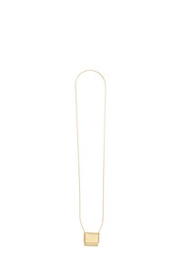 Guld halskæde med en struktureret kvadratisk vedhæng og en tynd, buet kæde. Vedhænget har et vævet mønster.