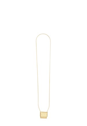 Guld halskæde med en struktureret kvadratisk vedhæng og en tynd, buet kæde. Vedhænget har et vævet mønster.