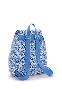 Mochila azul con un diseño floral, de material textil, con correas ajustables y una solapa superior asegurada por dos hebillas.