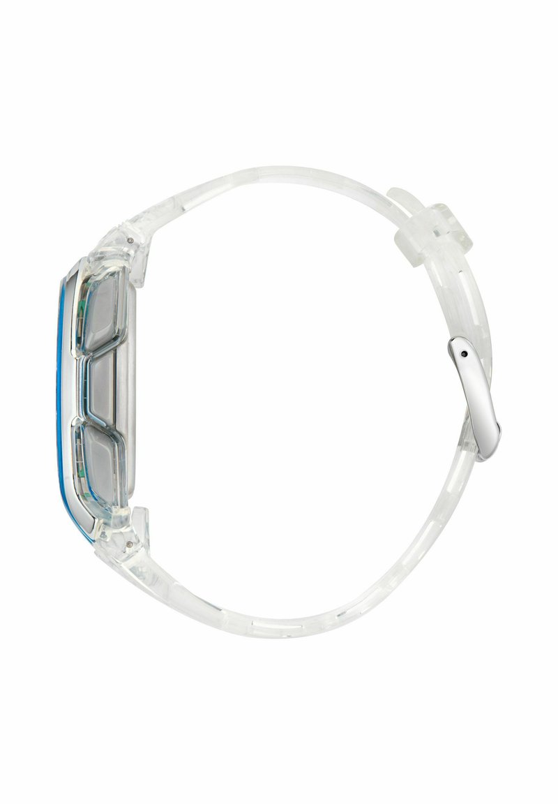 Reloj digital transparente con pantallas duales y un contorno azul, con una correa clara y un cierre plateado. Visible desde un ángulo lateral.