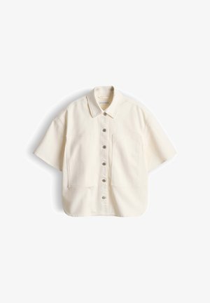 Korte mouwen, gebroken witte blouse met knopen, twee borstzakken en een puntige kraag, plat weergegeven op een witte achtergrond.